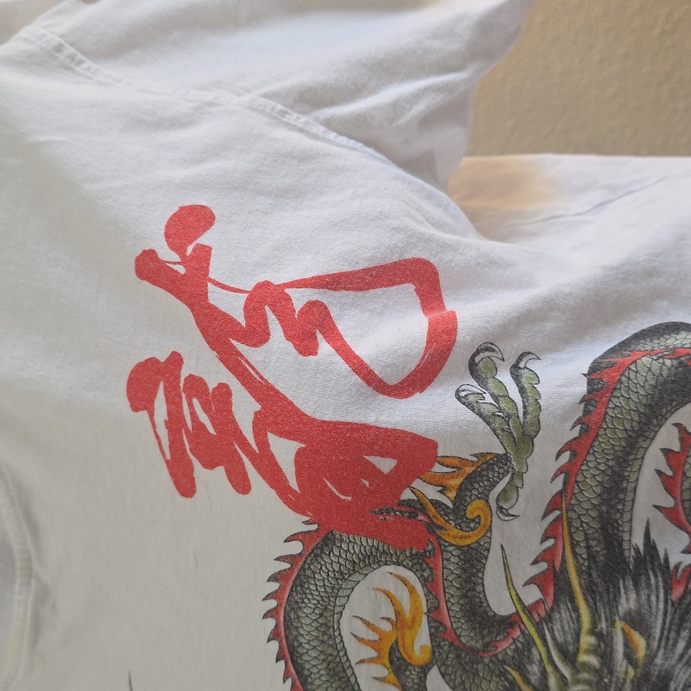 Vintage Hong Kong dragon graphic T-shirt.  - Picture 2 of 7